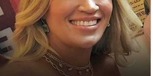 ‘She Has Better Taste than THAT!’: Fans React to Carrie Underwood Showing Legs in High-Slit Metallic Dress 